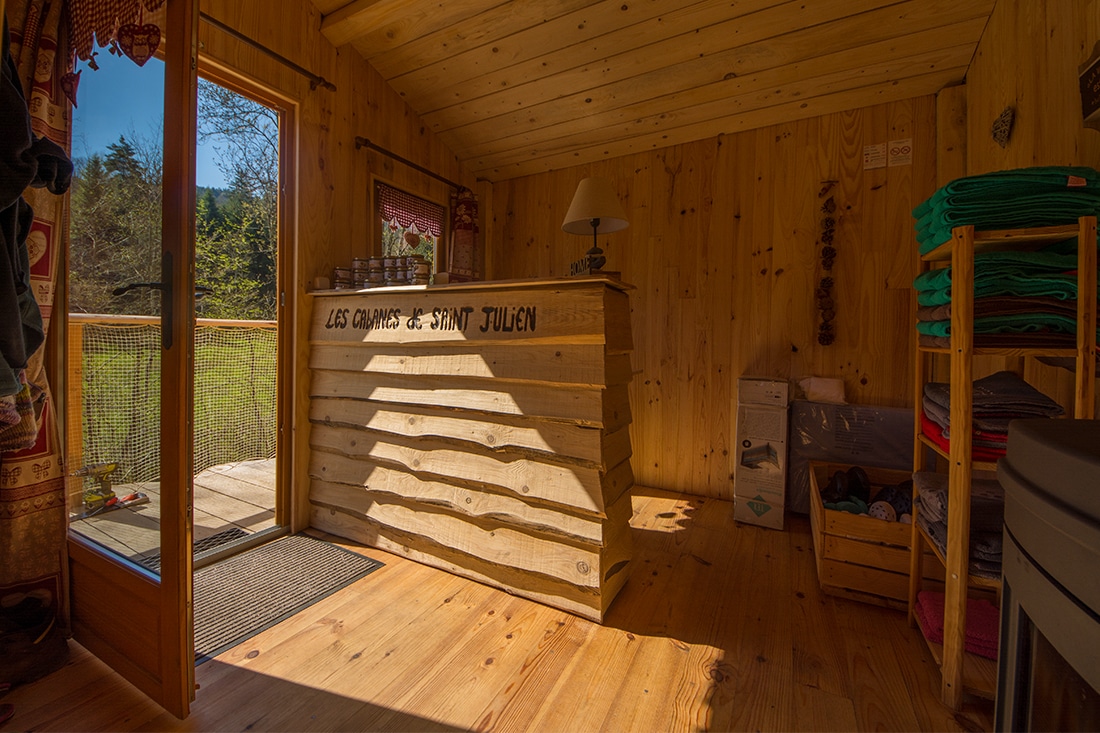 vue cabane accueil les cabanes de Saint-Julien-Vocance