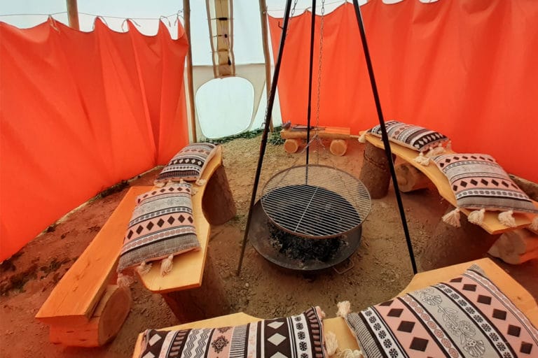 interieur-tipi-grill-barbecue-insolite